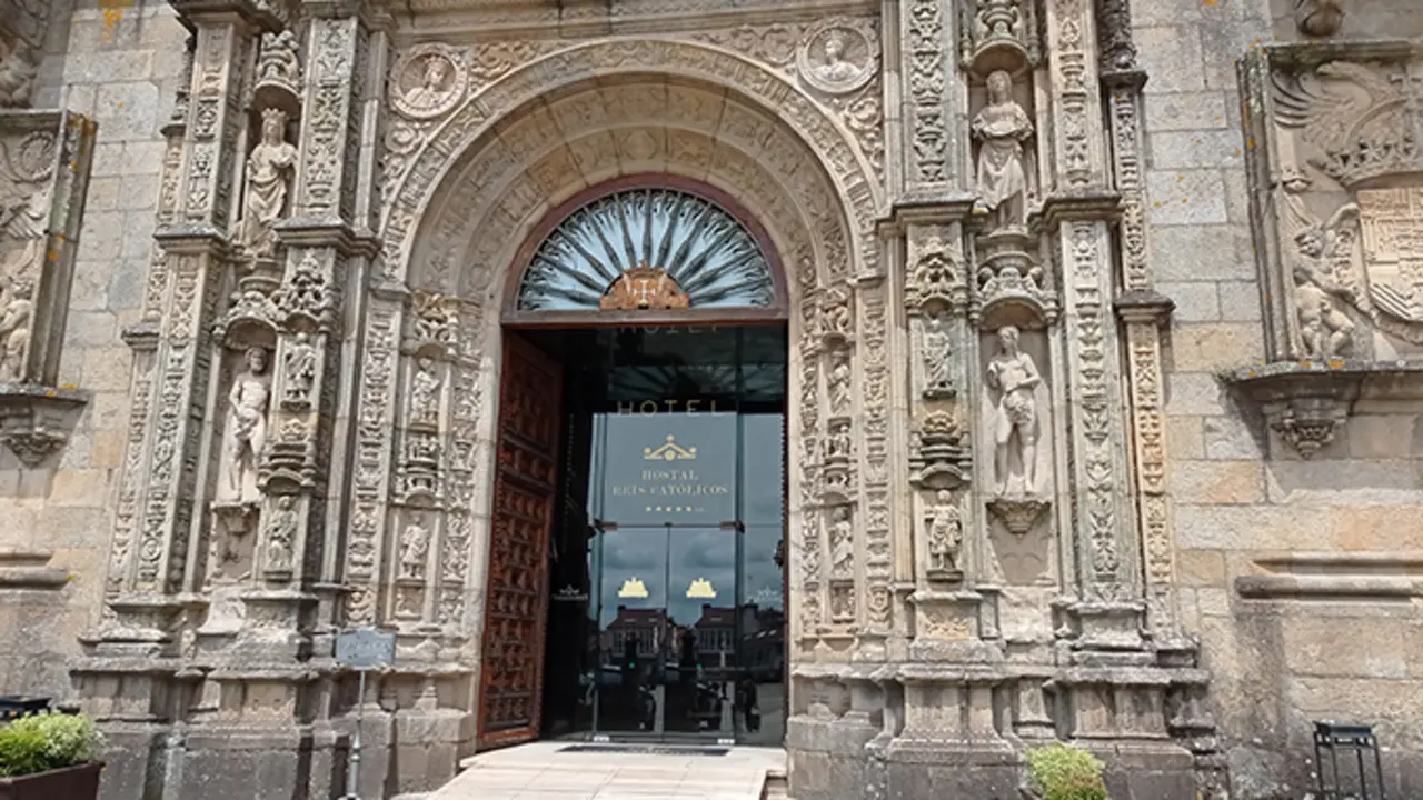 Fachada del Hostal Reis Cat&oacute;licos situado en Galicia