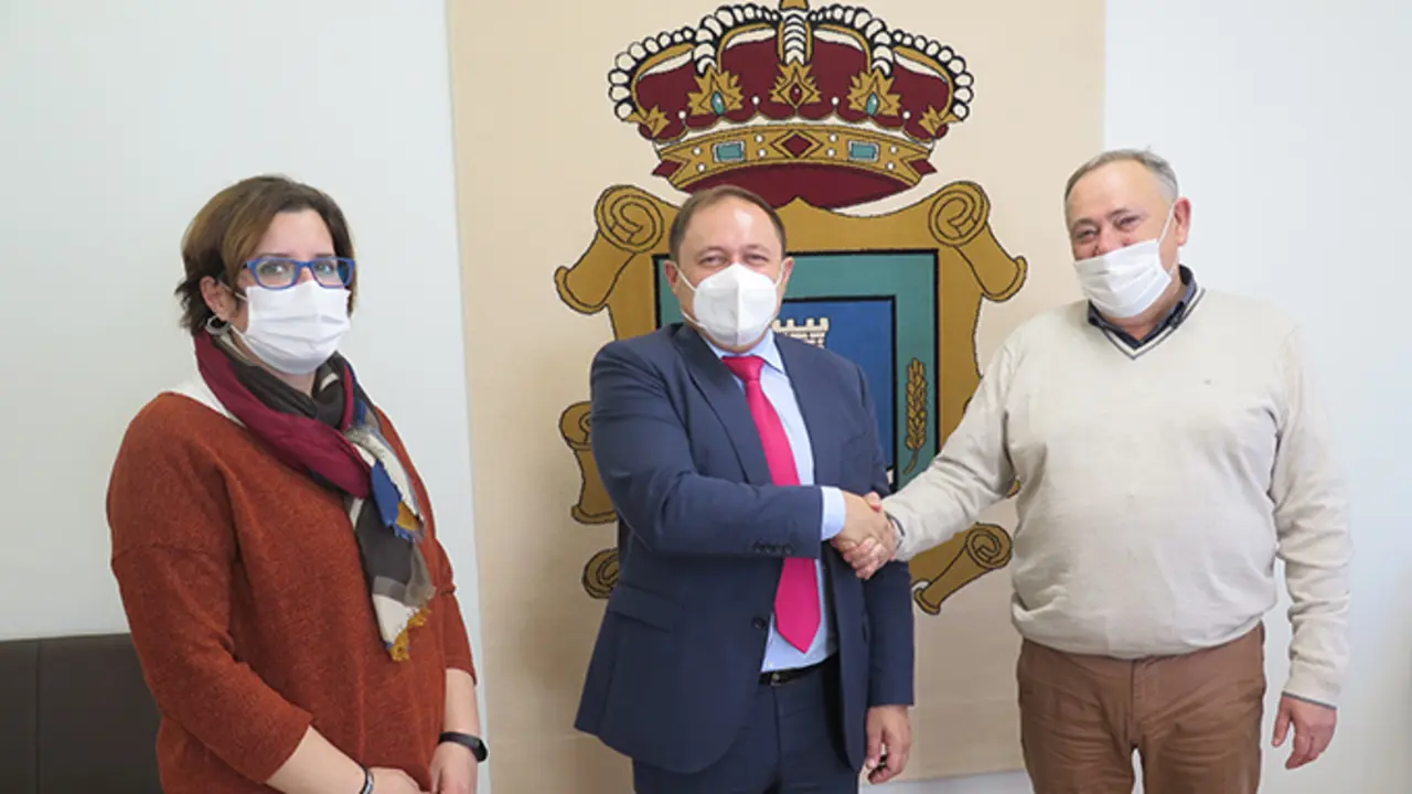 Representantes do concello logo da firma do acordo coa Fundaci&oacute;n "la Caixa"