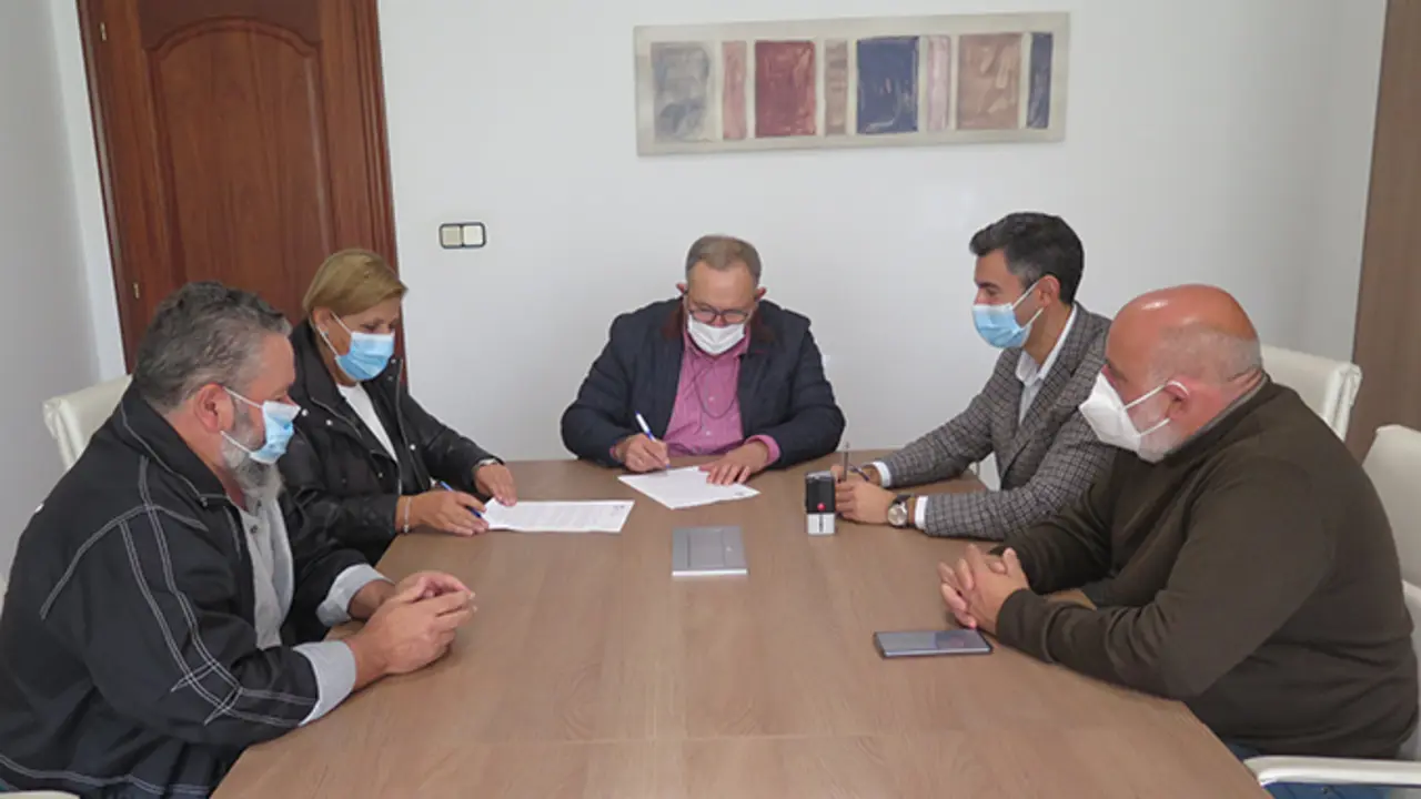 Momento da sinatura do novo contrato de Aspaber  co Concello da Laracha