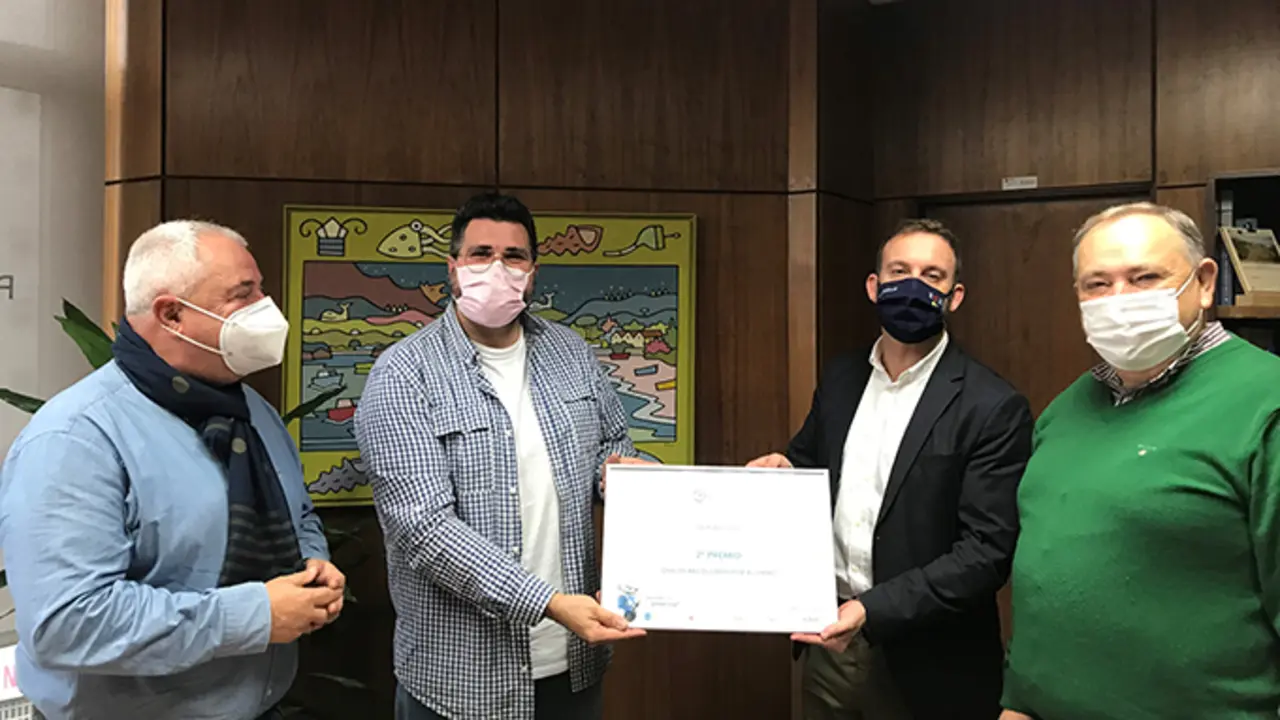 Momento da entrega do premio ao CEIP de Cai&oacute;n