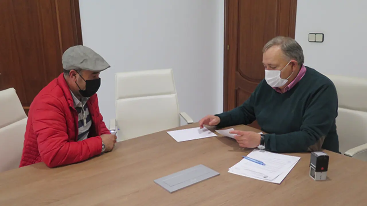 A firma do convenio foi onte na casa do Concello da Laracha
