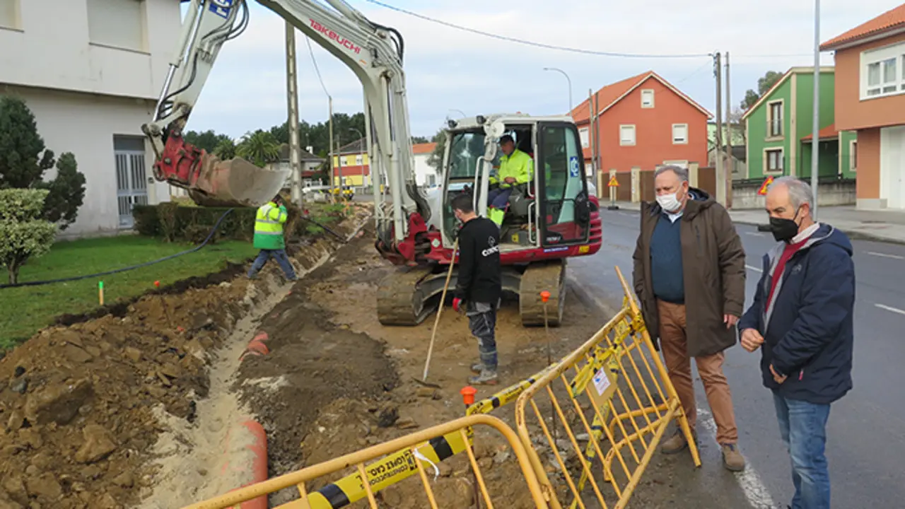 O alcalde, Jos&eacute; Manuel L&oacute;pez Varela, e o concelleiro de Obras P&uacute;blicas, Jes&uacute;s Souto visitaron as obras na estrada