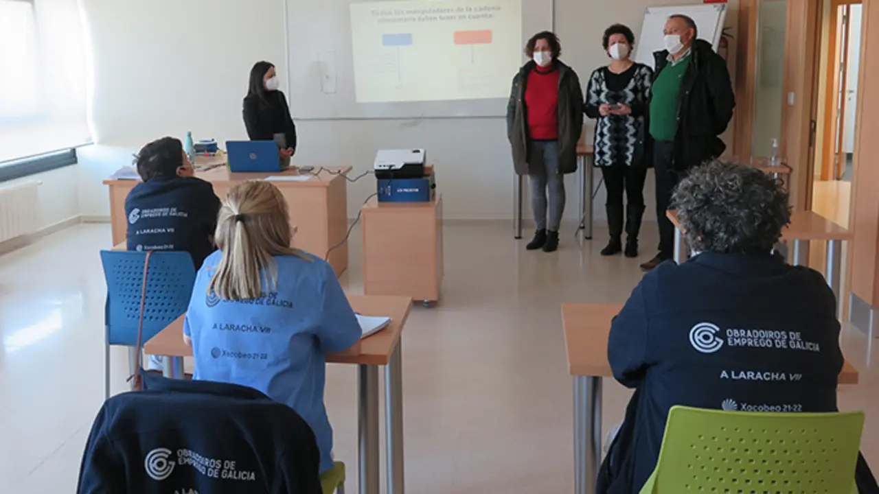 As alumnas recibiron a visita do alcalde da Laracha, da concelleira Roc&iacute;o L&oacute;pez e a directora do Obradoiro