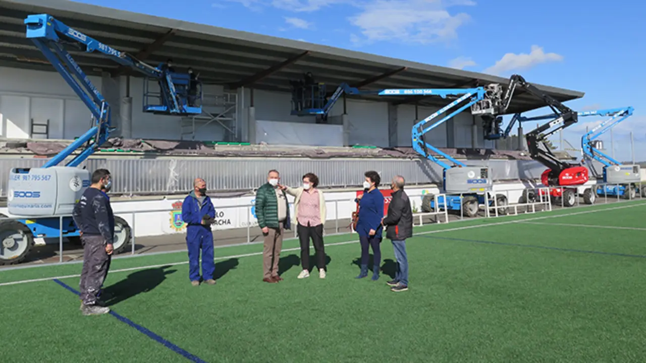 Traballos no campo de f&uacute;tbol de Paiosaco