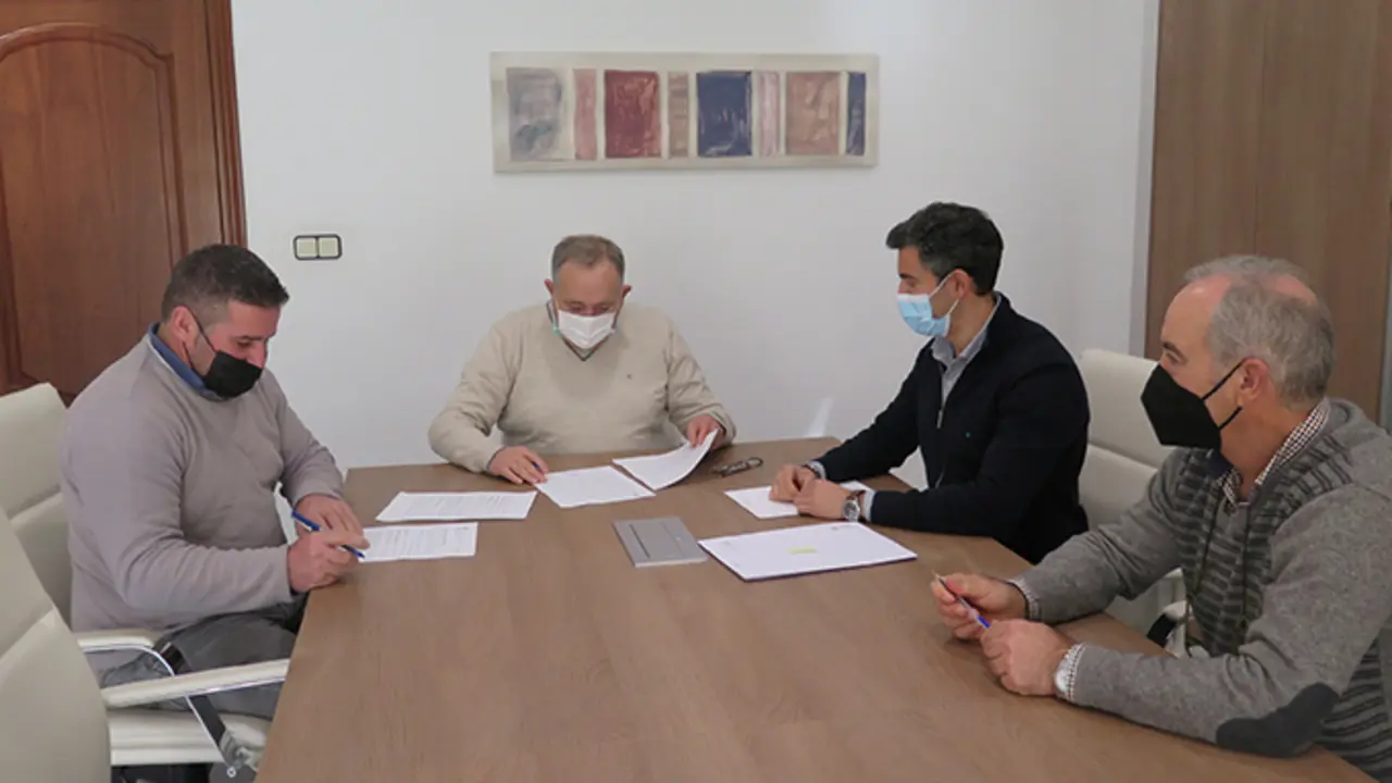 Momento da formalizaci&oacute;n do contrato para construir o Skatepark na Laracha