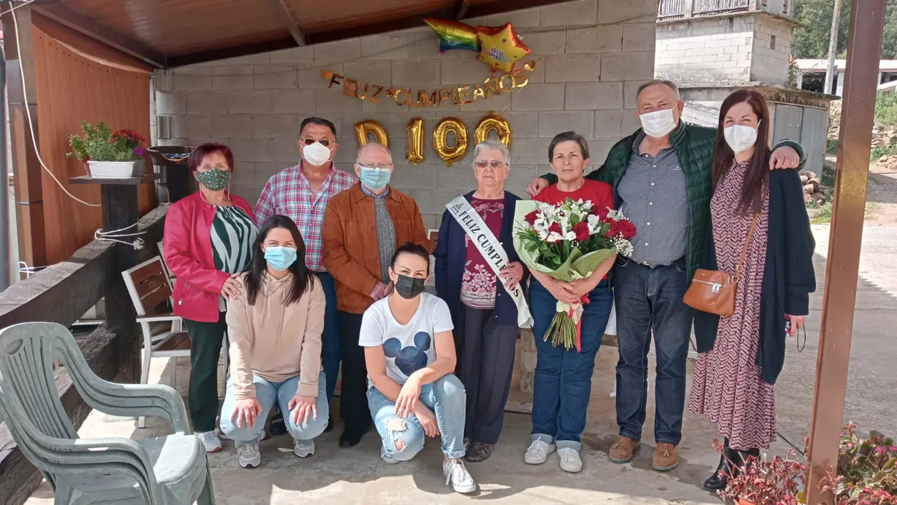 A se&ntilde;ora Dorinda xunto a s&uacute;a familia e membros da corporaci&oacute;n municipal na s&uacute;a casa