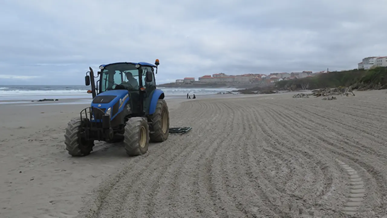 Traballos na praia de Cai&oacute;n, A Laracha