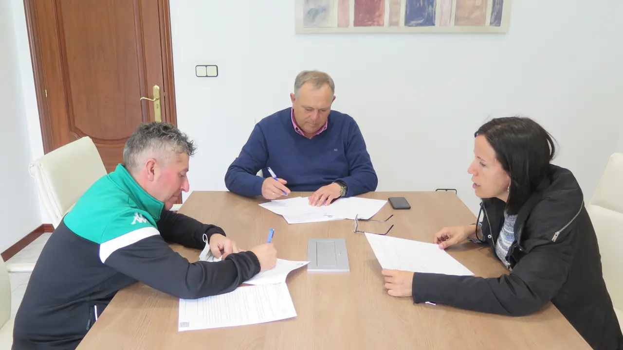 Sinatura do convenio de colaboraci&oacute;n onte no Concello da Laracha