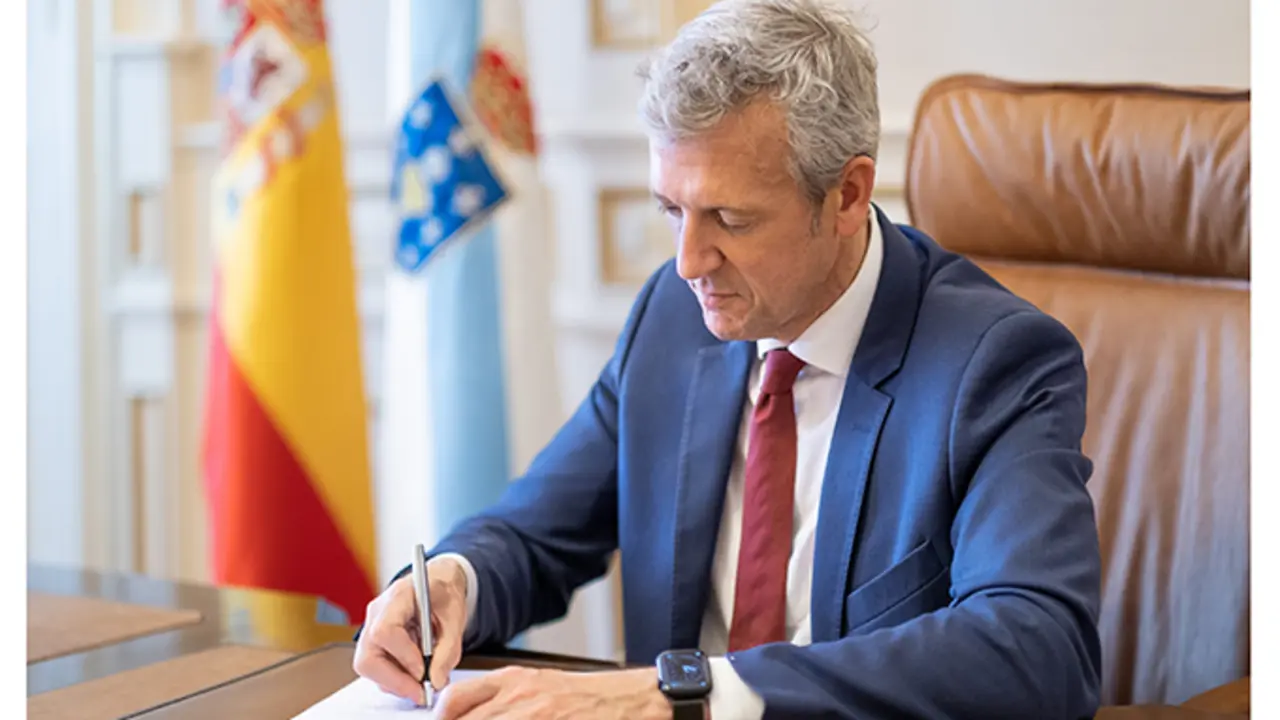 O presidente da Xunta de Galicia, Alfonso Rueda, asina o decreto de formaci&oacute;n do Goberno galego. Pazo de Raxoi. 15/05/22