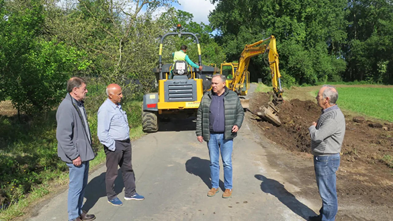 Visita do alcalde e o concelleiro a zona da Estrada O Chamusco-Ar&eacute;n