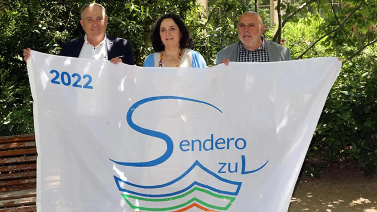 Acto de entrega da bandeira azul para o sendeiro de Cai&oacute;n, A Laracha