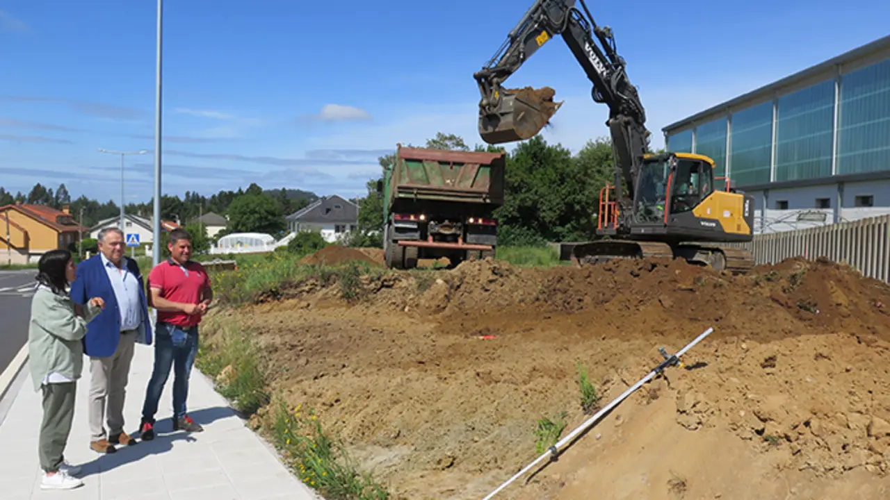 Obras no parque de pati&ntilde;axe no centro do Concello da Laracha