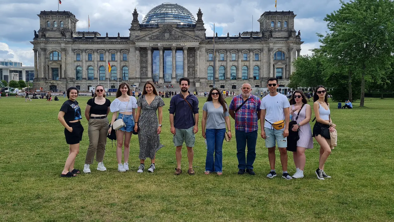 Visita dos mozos larachenses a distintos puntos de Berl&iacute;n