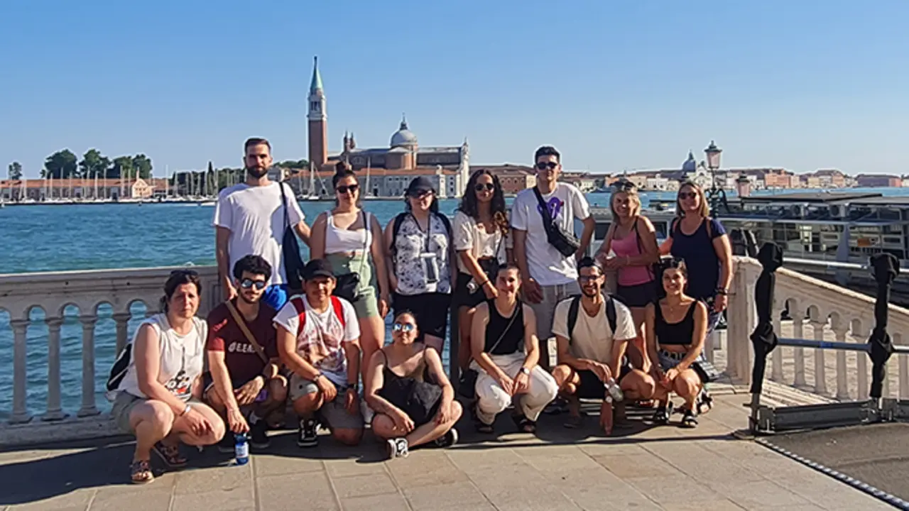 Integrantes do programa xuvenil e monitoras en Venecia