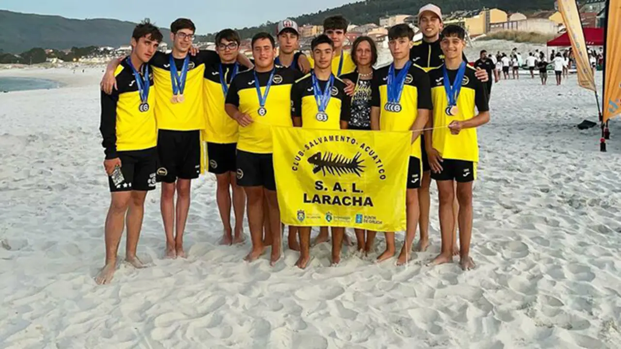 Deportistas do SAL en praia de Laxe