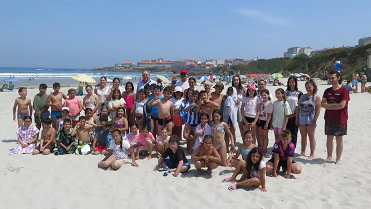 Participantes do campamento de ver&aacute;n en Cai&oacute;n