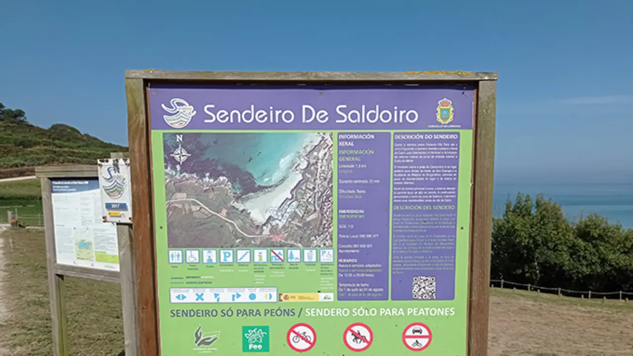 Sendeiro con bandeira azul en Cai&oacute;n