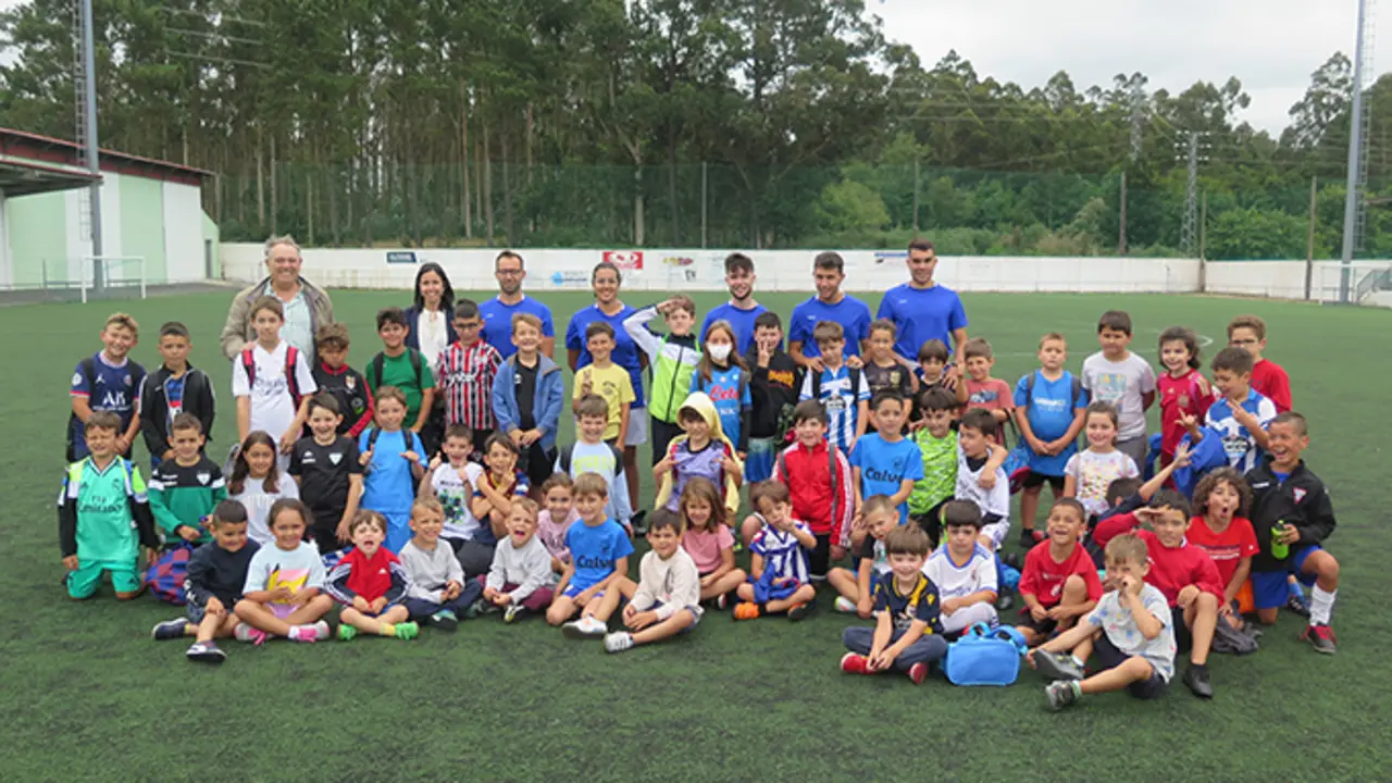 Actividades no campo de f&uacute;tbol da Laracha