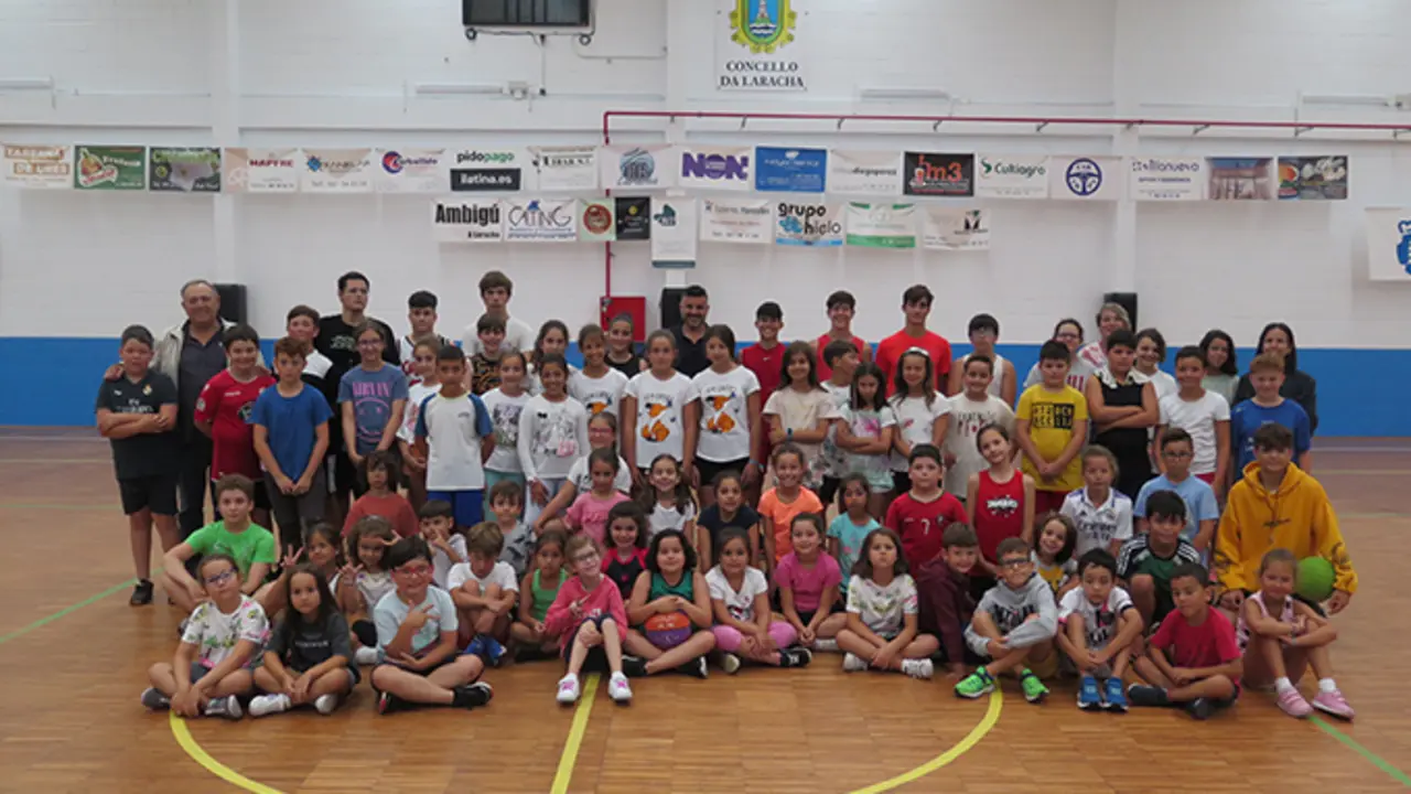 Participantes do campus de baloncesto no concello da Laracha