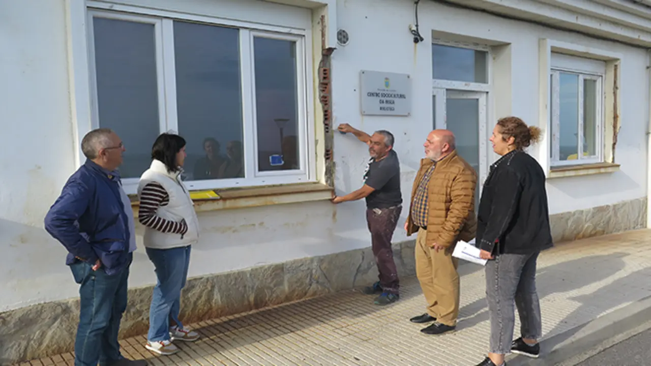 O tenente alcalde, Jos&eacute; Ram&oacute;n Mart&iacute;nez Barbeito, e a concelleira de Cultura, Patricia Bello, acudiron ao centro da Insua para interesarse polo desenvolvemento das actuaci&oacute;ns