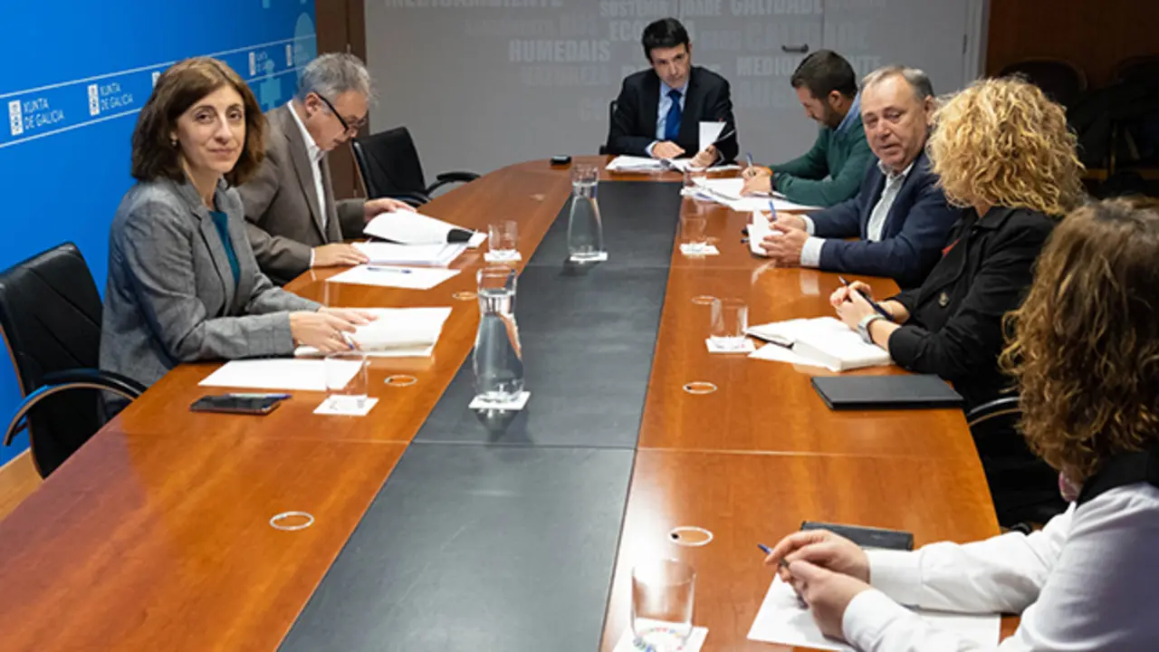 A conselleira de Medio Ambiente, Territorio e Vivenda, &Aacute;ngeles V&aacute;zquez, reuniose co alcalde da Laracha. Foto xo&aacute;n crespo