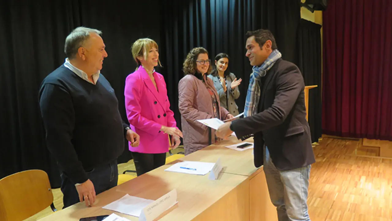 Unha das persoas do programa de emprego recibe o seu diploma