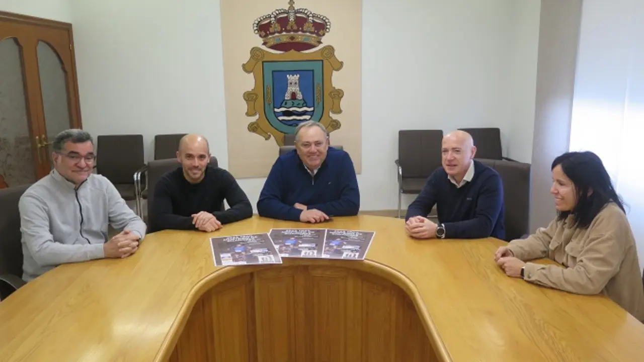 O alcalde, Jos&eacute; Manuel L&oacute;pez Varela, e representantes do club Laracha en D&uacute;as Rodas, presentaron o Trail Mosteiro de Soandres que se celebra o 22 de xaneiro