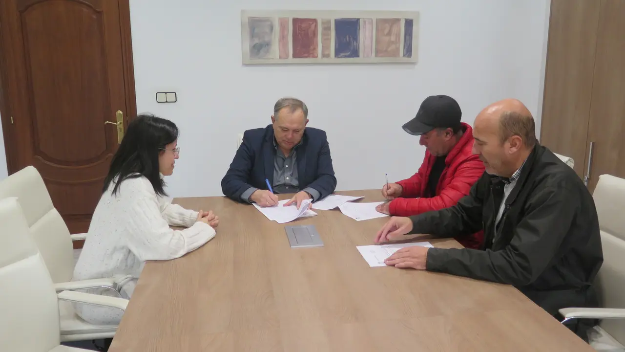 Jos&eacute; Manuel L&oacute;pez Varela, alcalde da Laracha, e Jos&eacute;
H&eacute;ctor Morgade Carracedo, Patr&oacute;n Maior de Cai&oacute;n, rubricaron o convenio. Fonte foto: Concello da Laracha