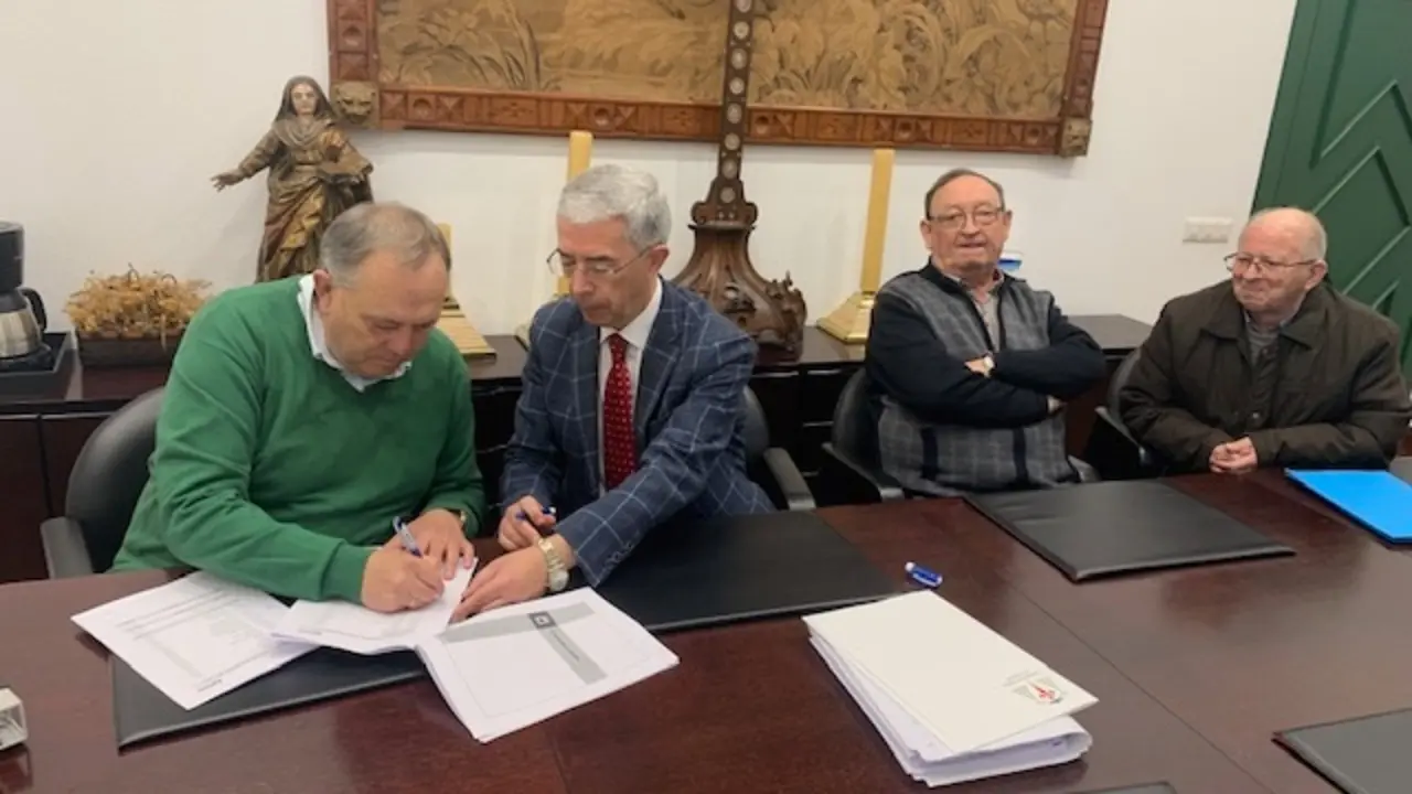 O convenio foi rubricado polo alcalde, Jos&eacute; Manuel L&oacute;pez Varela, e D. Fernando Barros
Fornos, ec&oacute;nomo diocesano. Foto: Concello da Laracha