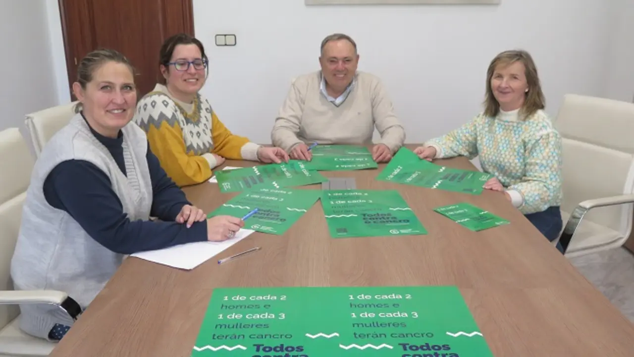 Na todo, a presidente da Xunta Local da Laracha da AECC, Maica Posse,
acompa&ntilde;ada por Roc&iacute;o L&oacute;pez e Bel&eacute;n Cabeza, membros da directiva da
entidade