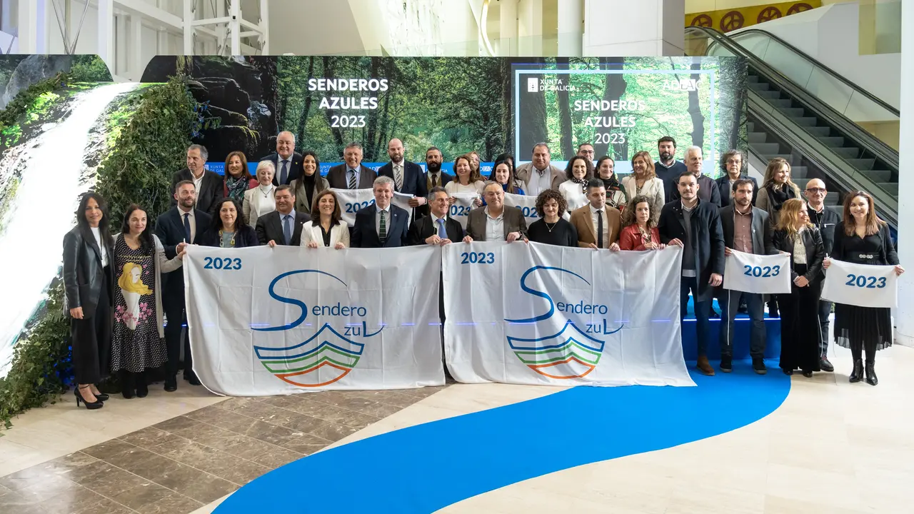 Foto do acto da recollida da bandeira do Sendeiro de Saldoiro de Cai&oacute;n polo Alcalde.