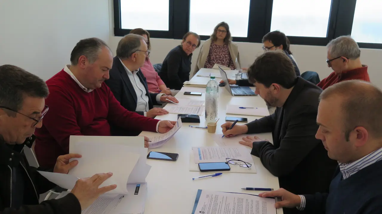 Reuni&oacute;n de los alcaldes y los representantes de los municipios colindantes.