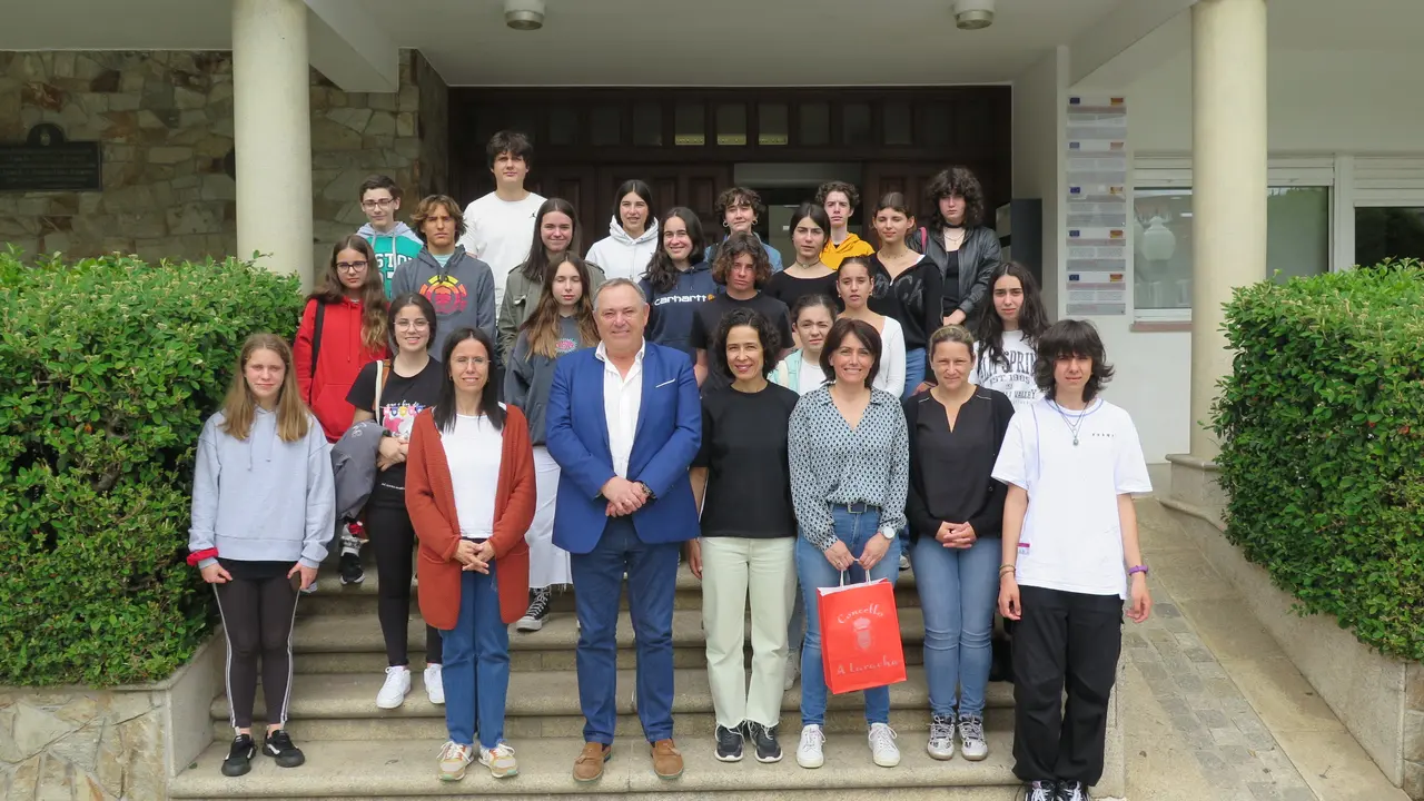 Os alumnos de Les Sables d&rsquo;Olonne co alcalde da Laracha.