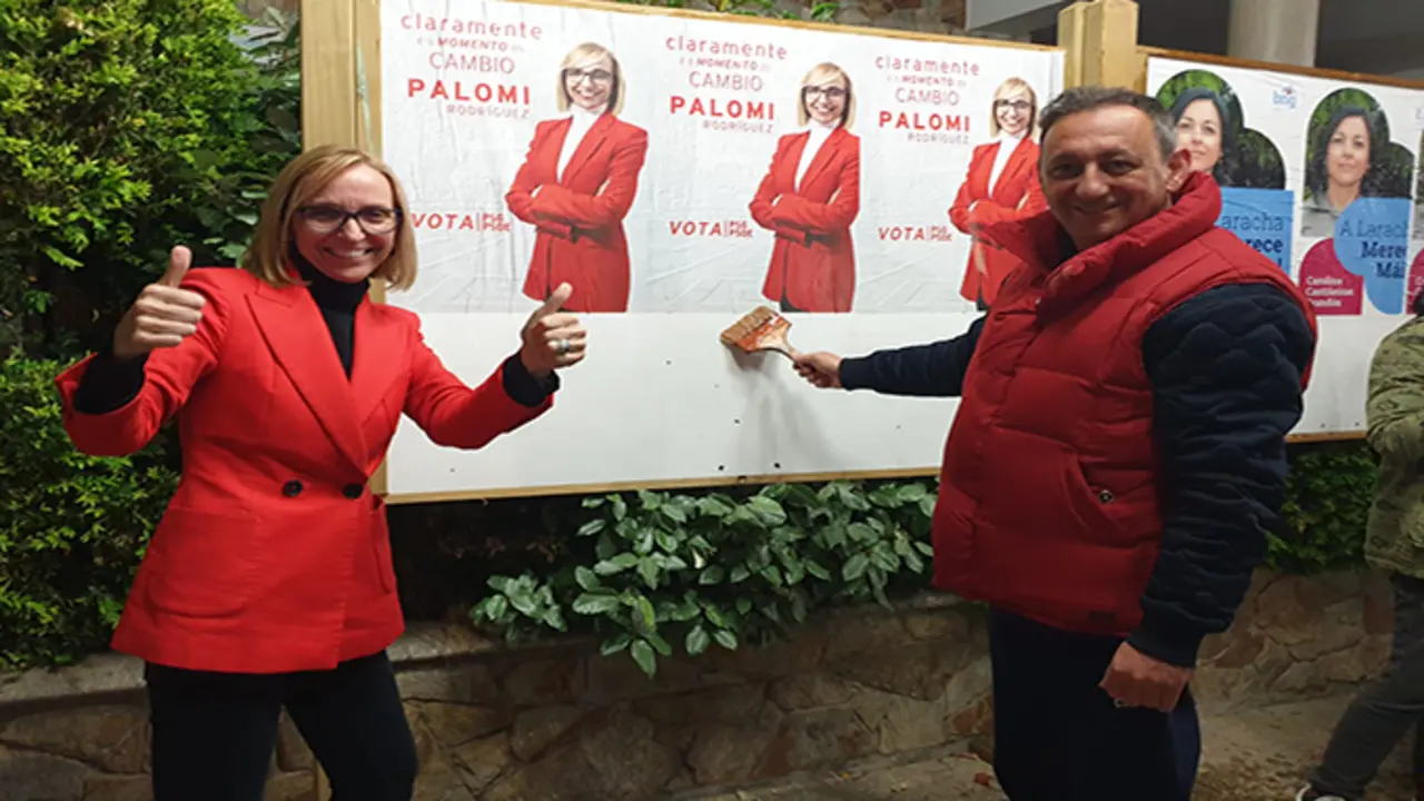 Palomi Rodr&iacute;guez na pegada de carteles ao inicio da campa&ntilde;a