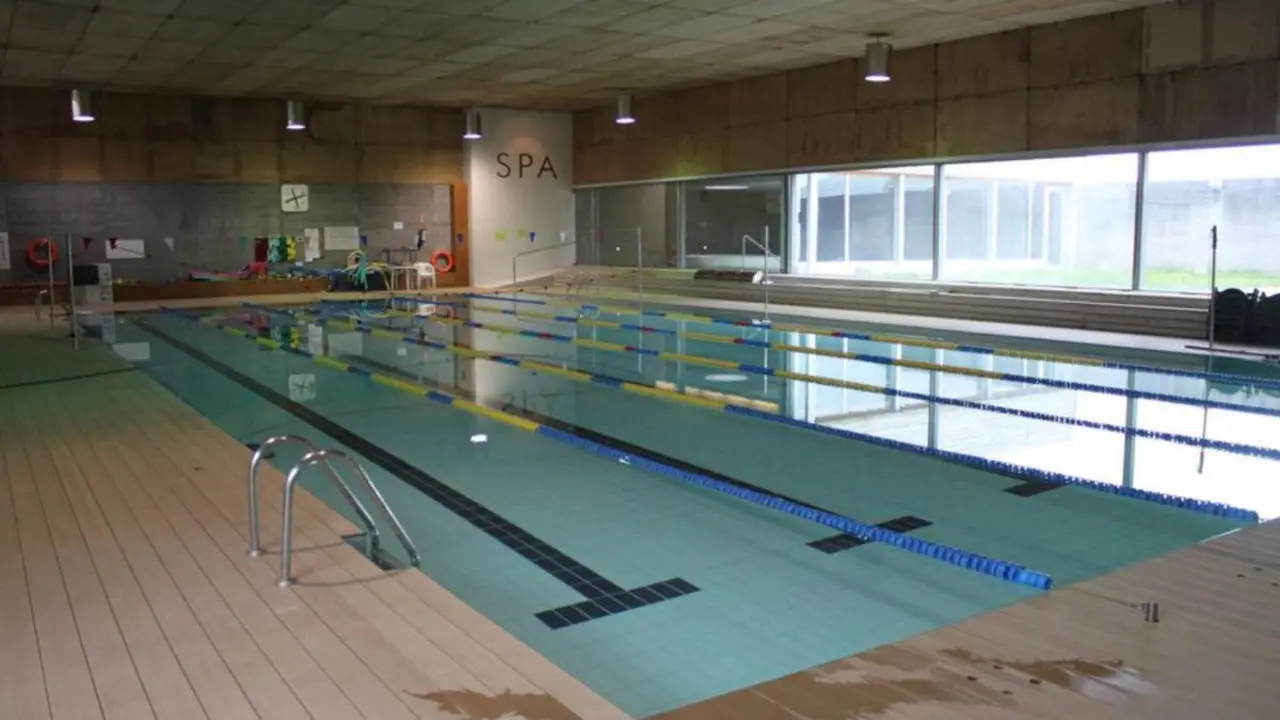 Complexo deportivo da piscina municipal da Laracha.