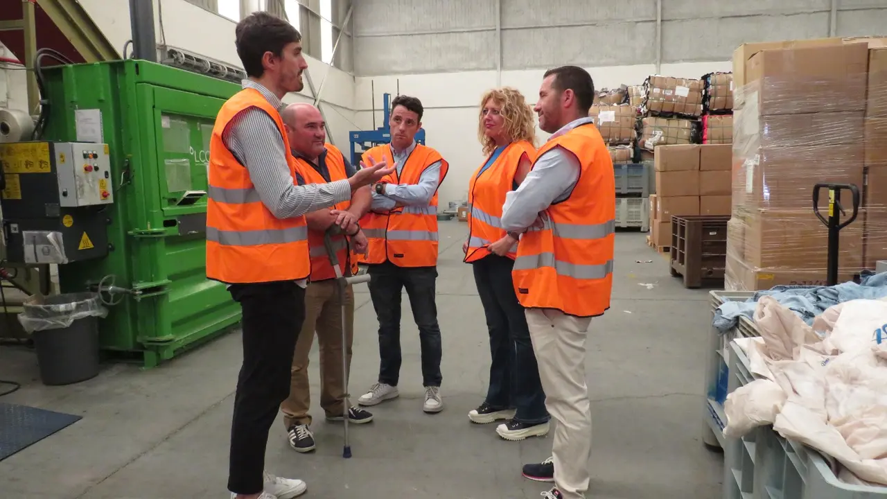 Visita de la gerente de SEA, Beatriz Sestayo, a la empresa "Coleo Recycling".