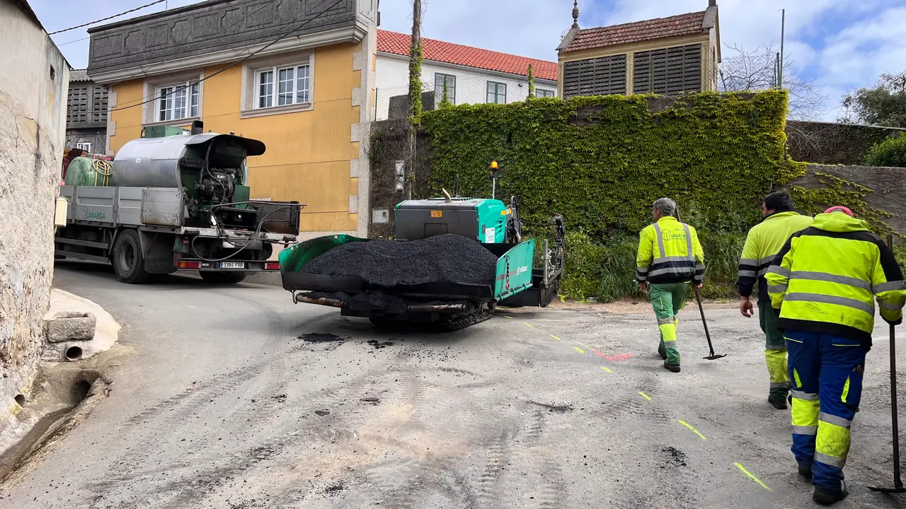 Obras da estrada no n&uacute;cleo de A Fonta&iacute;&ntilde;a, en Lemaio.