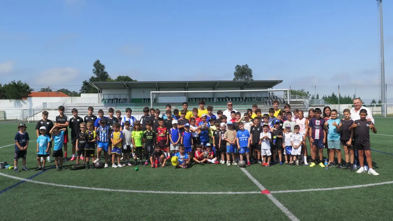 Os dous grupos do campus de f&uacute;tbol recibiron a visita do
alcalde, Jos&eacute; Manuel L&oacute;pez Varela, e da concelleira de Deportes, Patricia
Bello (foto: Concello da Laracha)