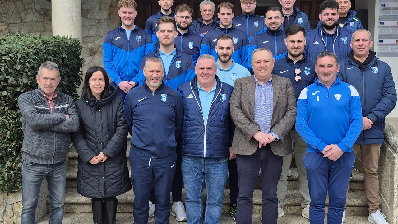 O alcalde recibe no Concello ao F&uacute;tbol Club Galicia de Berna.