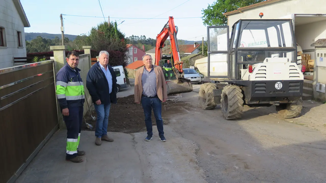 O Concello ampl&iacute;a a calzada e renova o pavimento no n&uacute;cleo da Pedra de Coiro.