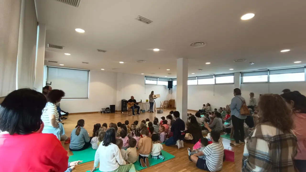 Visita da escola infantil "A Gali&ntilde;a Azul" &aacute; biblioteca municipal da Laracha.