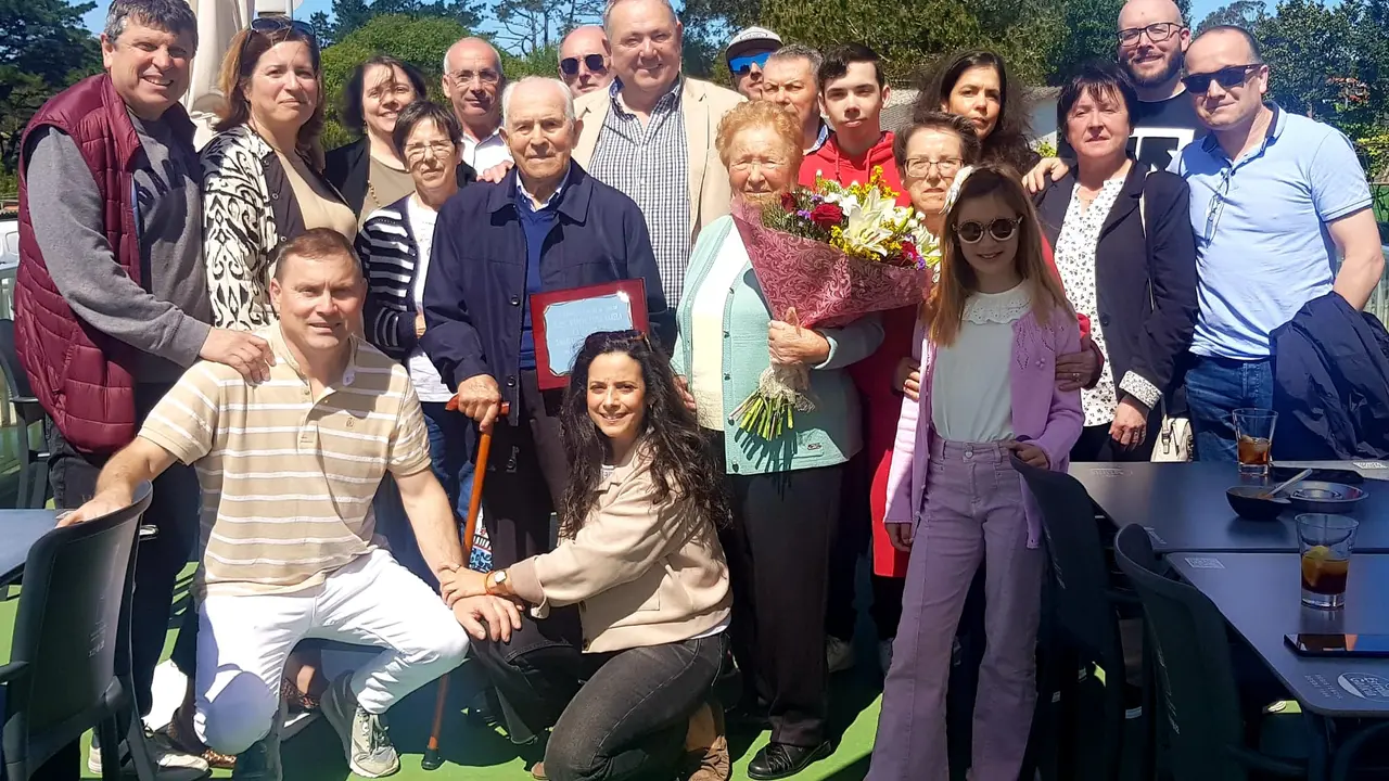 Marcelino S&aacute;nchez Blanco recibe la felicitaci&oacute;n del alcalde polo seu 100 aniversario.
