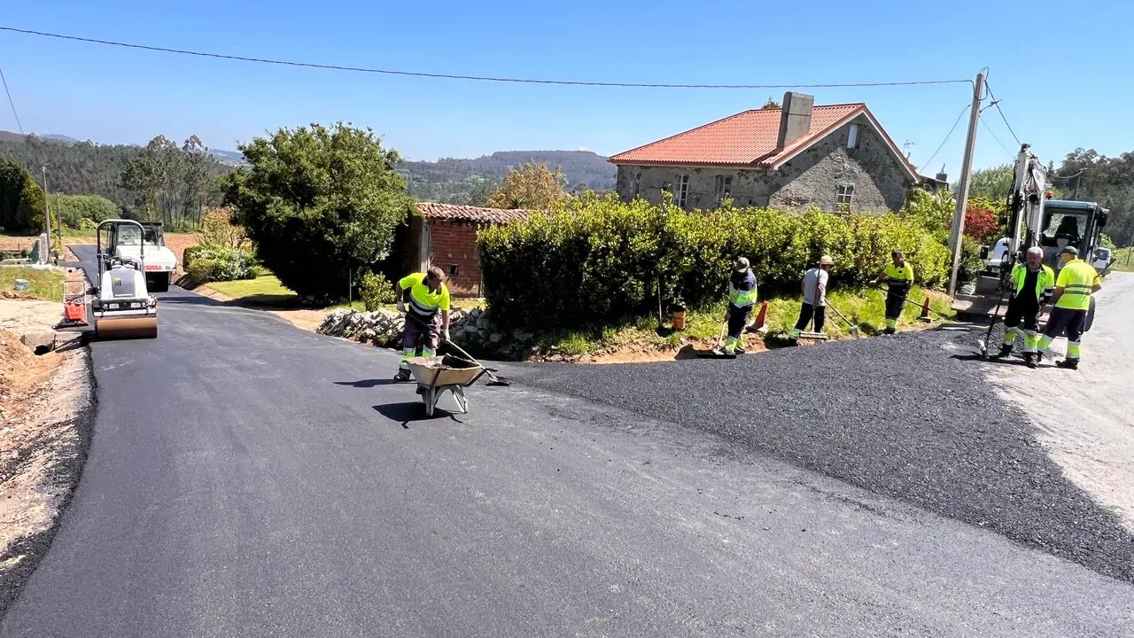 Obras de mellora na estrada no n&uacute;cleo da Fraga, na parroquia de Vila&ntilde;o.