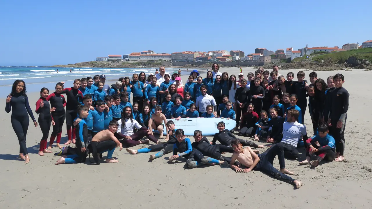 O alumnado de 5&ordm; e 6&ordm; do CEIP Otero Pedraio participou na fase pr&aacute;ctica na praia de Cai&oacute;n