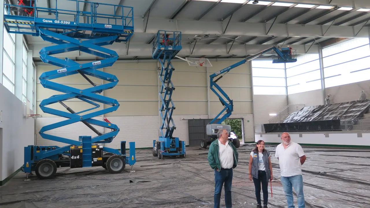 O obradoiro de emprego "A Laracha IX" interv&eacute;n no pavill&oacute;n do IES Agra de Lebor&iacute;s.