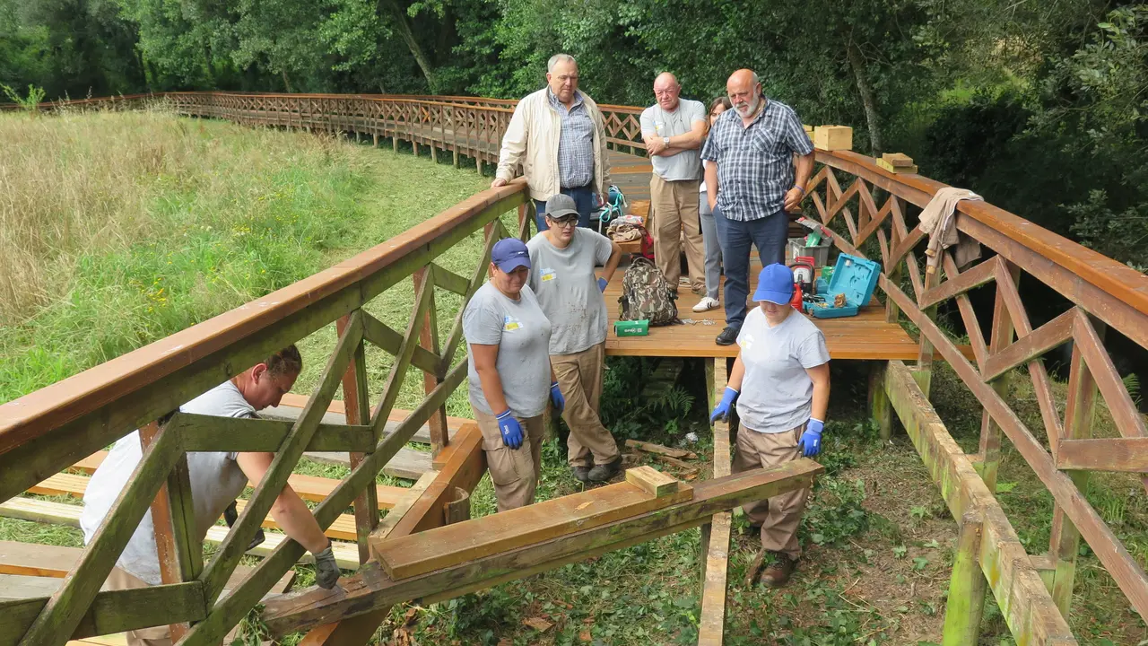 O obradoiro de emprego "A Laracha IX" act&uacute;a no paseo fluvial de Anll&oacute;ns.