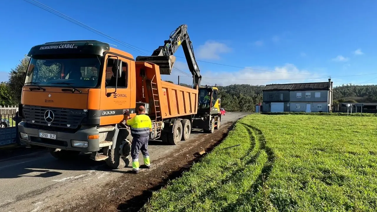 En marcha las obras de mejora de la carretera entre O Lorteiro y Goexe.