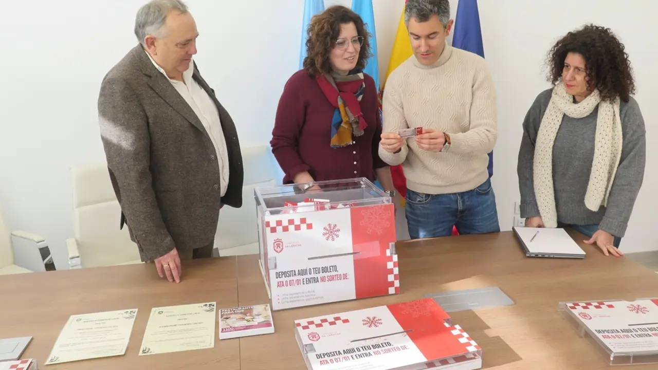 Sorto de los regalos del programa "Agasalla comercio local, ten premio" en A Laracha.