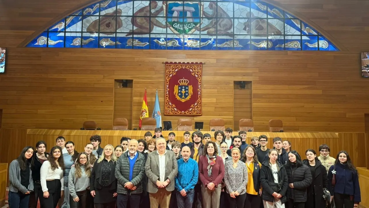 Los participantes del programa de intercambio juvenil visitan el parlamento de Galicia.