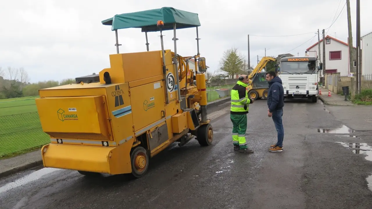 Obras de mejora del pavimento en la calle dos Oleiros y en el campo de la feria de Paiosaco.